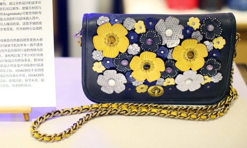 COACH x Angelababy 打造独一无二的 Dinky 系列古董手袋